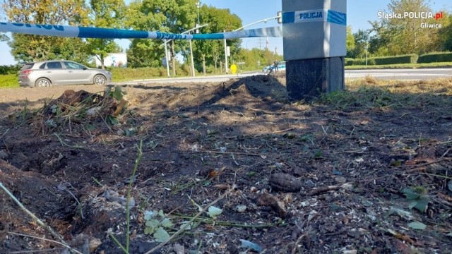 W Gliwicach znaleziono granat. Zauważyli go pracownicy dokonujący wycinki drzew. Zobacz zdjęcia >>>