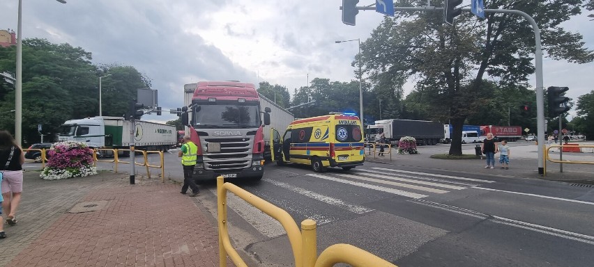 W Zawierciu doszło do zderzenia ciężarówki z jadącą na sygnale karetką.