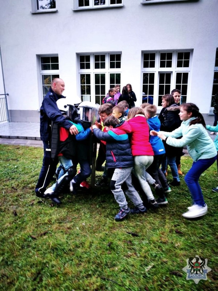 Uczniowie Szkoły Podstawowej nr 2 w Wałbrzychu odwiedzili dzielnicowych drugiego komisariatu [ZDJĘCIA]