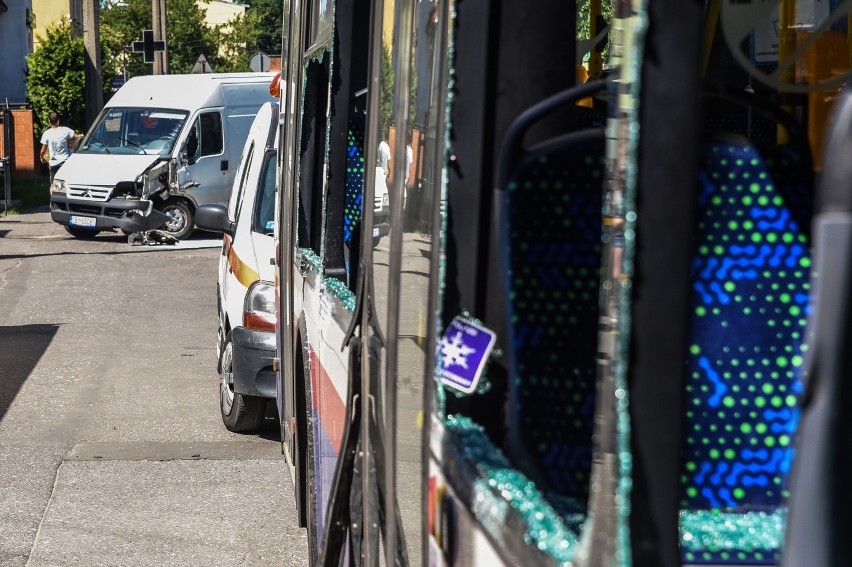 Wypadek autobusu z autem dostawczym w Bydgoszczy