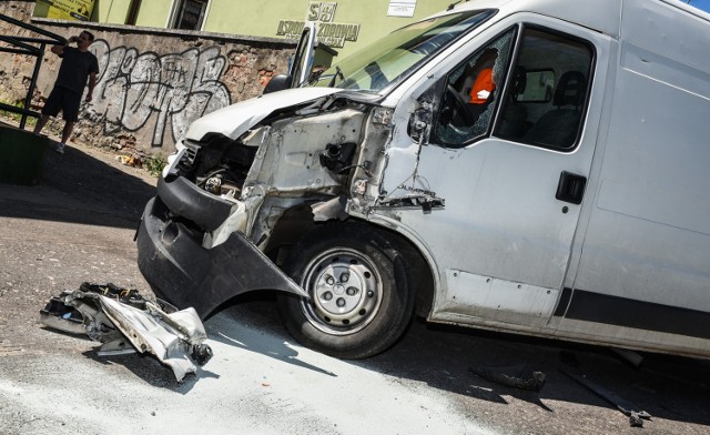 Wypadek autobusu z autem dostawczym w Bydgoszczy