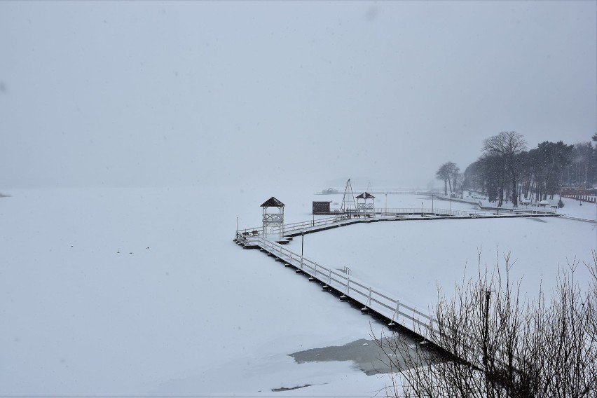Jezioro Sławskie skute lodem.