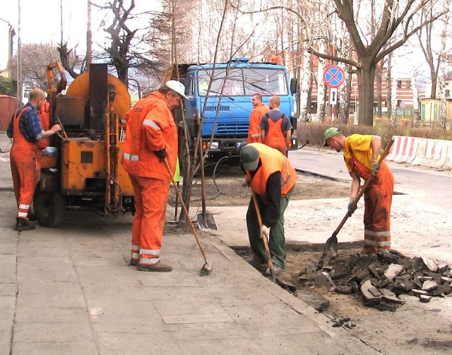 Wiele dróg na Żywiecczyźnie wymaga pilnej naprawy, bo wyglądają jak ser szwajcarski.