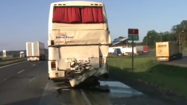 Wypadek autokaru z dziećmi w Wikłowie na DK1. Autokar wiózł wycieczkę do Zakopanego