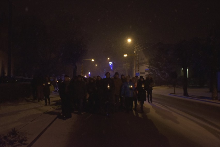 Żałoba po śmierci Pawła Adamowicza. Marsz milczenia w Pelplinie, księga kondolencyjna w Tczewie [ZDJĘCIA]