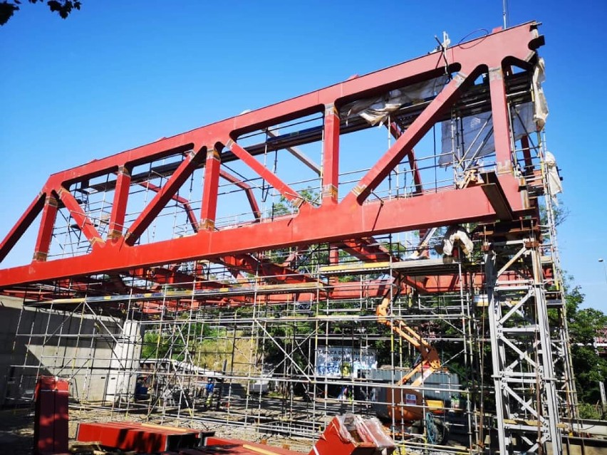 Gigantyczne dźwigary wiaduktu na budowie trasy tramwajowej na Nowy Dwór [ZDJĘCIA]