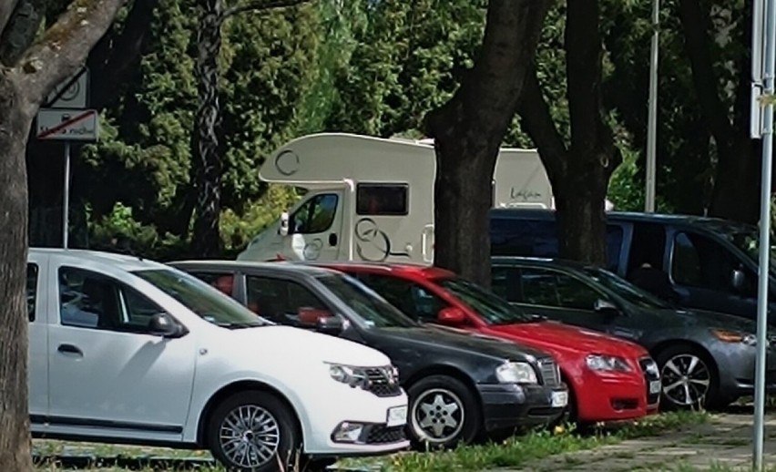 Na ulicy Pileckiego w Oświęcimiu parkują także turyści m.in....