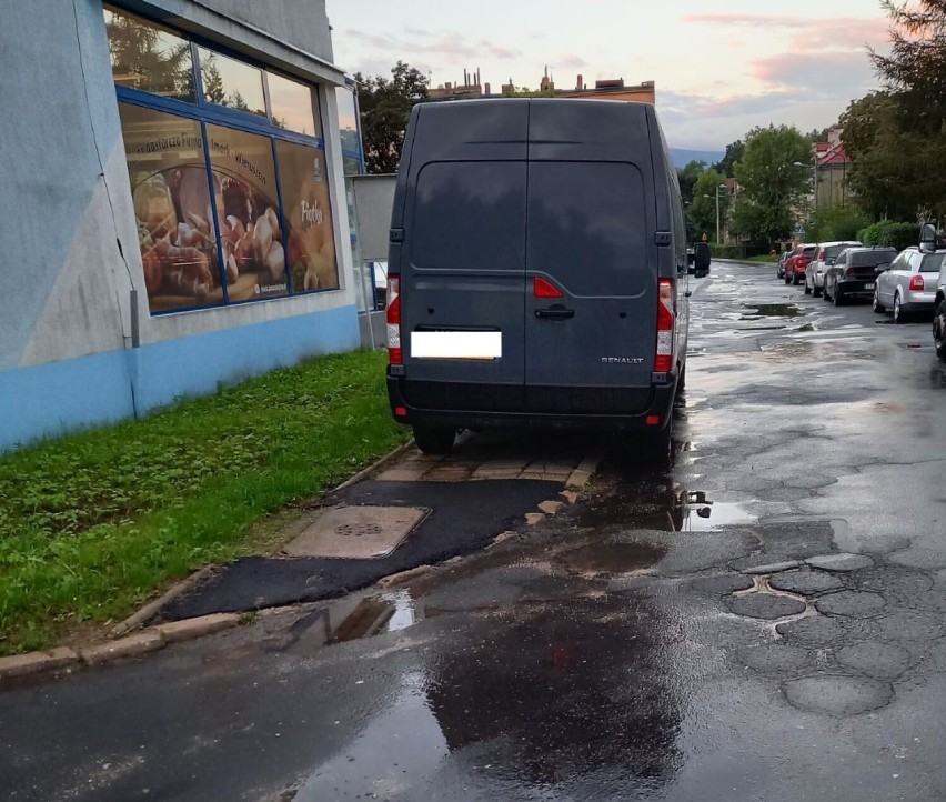 Tak nie parkujemy! Mistrzowie parkowania z Jeleniej Góry uchwyceni na zdjęciach