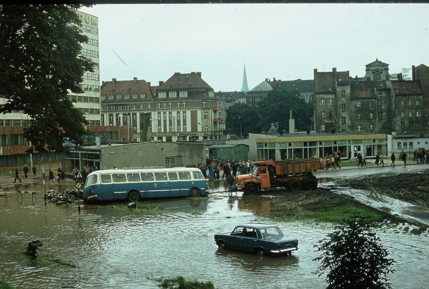 Legnica: 34 lata po powodzi podwyższą wały (ARCHIWALNE ZDJĘCIA)