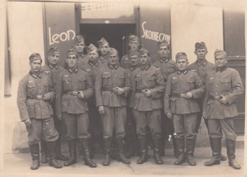 Żołnierze Wehrmachtu przy zakładzie fotograficznym Leona...