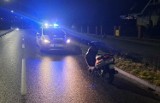 Dwóch szaleńców na skuterze. Bez kasków, na uszkodzonej maszynie i po alkoholu. Zatrzymał ich policjant z Bytowa