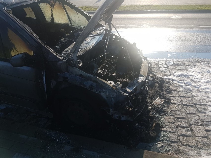 Pożar renault przy ul. Budowlanych w Opolu. Samochód zapalił się w trakcie jazdy [ZDJĘCIA]
