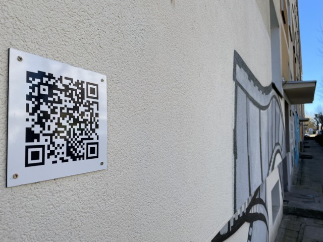 Na elewacjach budynków w rejonie osiedla Słonecznego pojawiły się kody QR. Są tam, gdzie nowe murale.