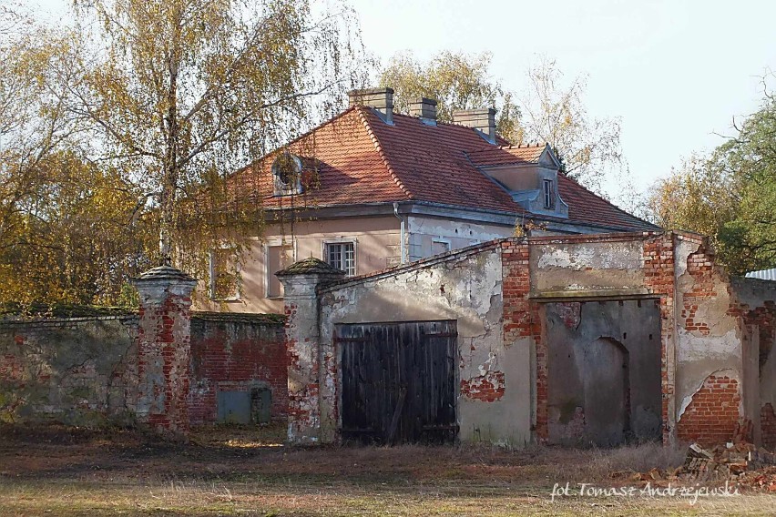 Po Pałacu Kwileckich w Dobrojewie pozostały tylko dwie oficyny, brama i studnia. Tak to miejsce wygląda dzisiaj