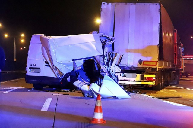 Do poważnego wypadku doszło około północy z środy na czwartek (19.10) na 153 kilometrze autostrady A4 przy węźle Bielany Wrocławskie. Busem, który wbił się w naczepę tira, podróżowały dwie osoby.