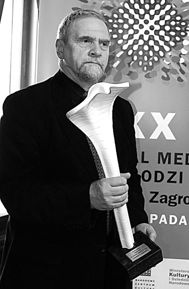 Biała Kobra, którą prezentuje Mieczysław Kuźmicki, dyrektor Muzeum Kinematografii oraz festiwalu, jest repliką rzeźby Zbigniewa Dudka.