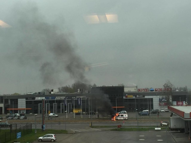 Pożar karetki przy al. Powstańców Wielkopolskich w Krakowie.