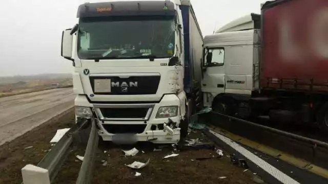W piątek niedaleko Mykanowa, w Lubojence, zderzyły się dwie ciężarówki i dwa samochody osobowe.