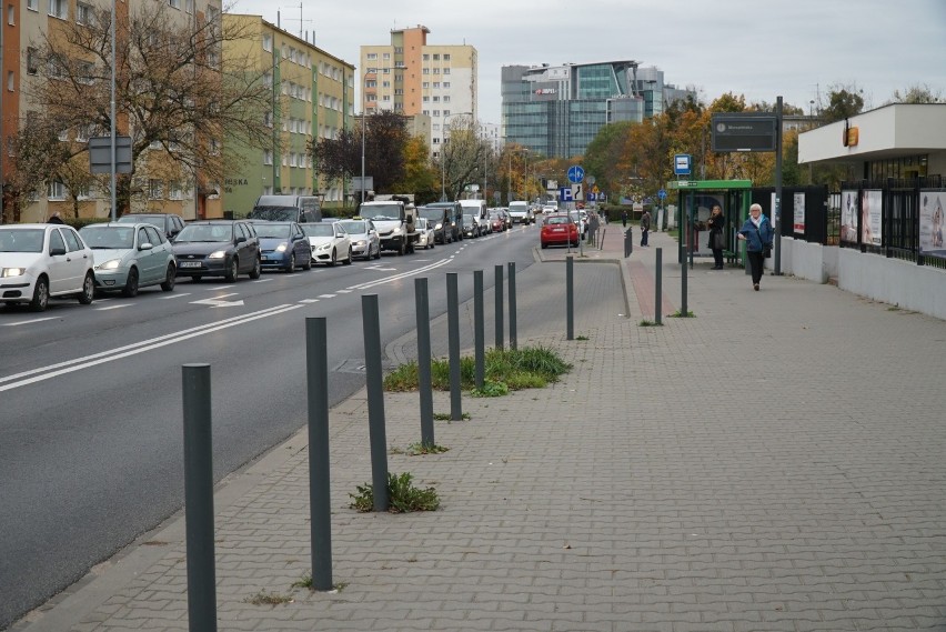 Poznań płaci potężne pieniądze za słupki drogowe. Czy ich stawianie ma sens? 