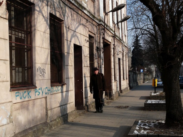 Budynek przy ul. Dąbrowskiego miał być wyremontowany i dostosowany do działalności związanej z pomocą dla osób niepełnosprawnych