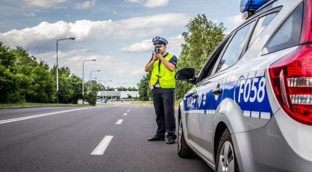 Był poszukiwany przez prokuraturę, wpadł w ręce policji, bo jechał za szybko