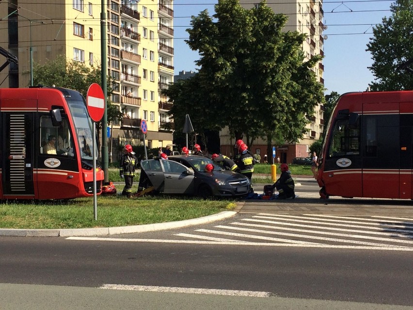 Wypadek w Sosnowcu. Samochód zderzył się z tramwajem na ulicy 3 maja [ZDJĘCIA]