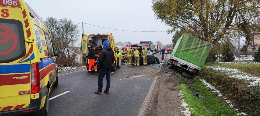 Wypadek w Grzybnie, dwie osoby ucierpiały