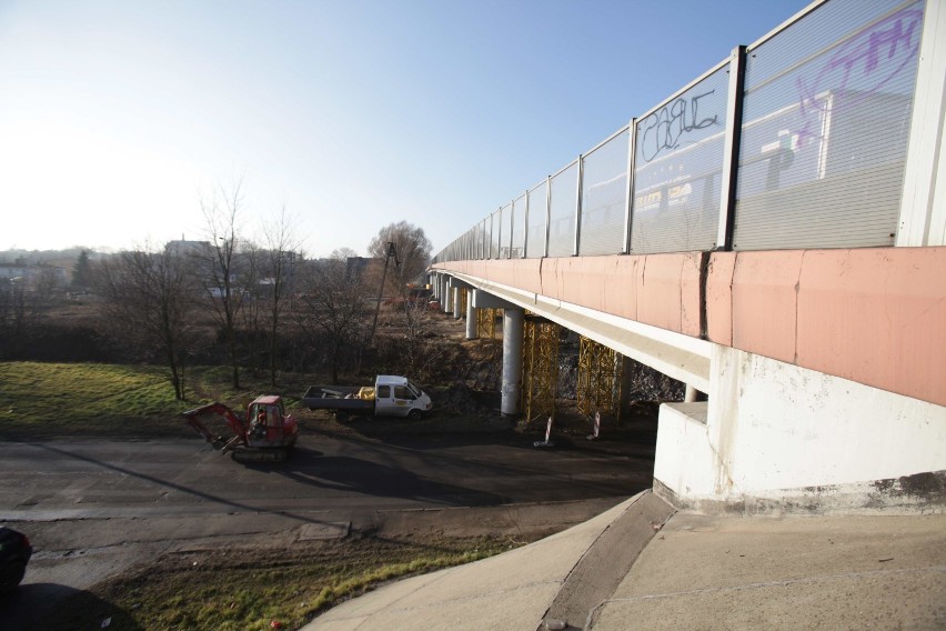 Trwa wyburzanie wiaduktu nad ul. Puszkina