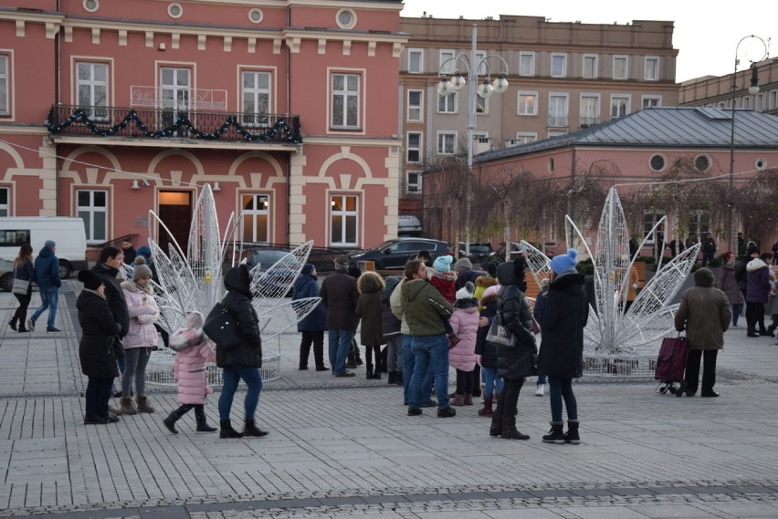 Wielka impreza świąteczna na Placu Biegańskiego w Częstochowie. Gry i zabawy dla dzieci, występy sceniczne dla wszystkich ZDJĘCIA