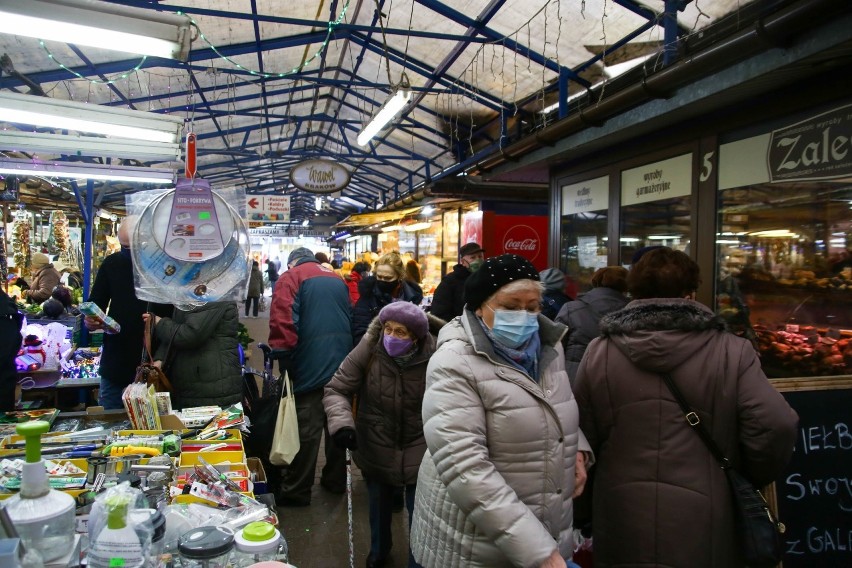 Kraków. Place targowe pełne klientów na przedświątecznych zakupach. Po ile karpie i choinki? [ZDJĘCIA]