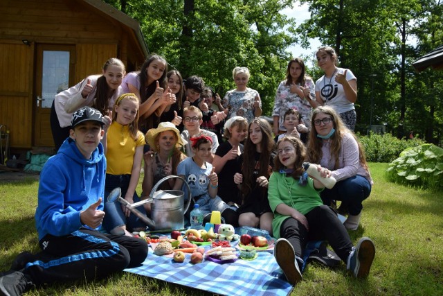 Nadodrzański Park Rekreacyjny to m.in. park Krasnala i Park Fizyki, które we wtorek, 1 czerwca chętnie odwiedzili uczniowie nowosolskich szkół i Zespołu Szkół w Otyniu. Na zdjęciu uczniowie klasy VII b ze Szkoły Podstawowej nr 2 w Nowej Soli z wychowawczynią Danutą Brysik.