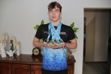 Osiem medali Kacpra Płoszki podczas Mistrzostw Polski Juniorów Młodszych w pływaniu