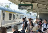 Śląskie: Potężne opóźnienia pociągów z Czech z powodu wypadku kolejowego. Pasażerowie czekają kilka godzin! Mamy ZDJĘCIA z peronu z Rybnika
