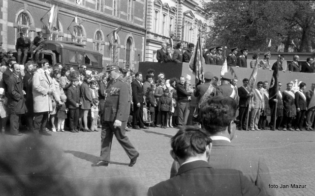 Franciszek Walter, pierwszy burmistrz powojennego Żagania podczas pochodu pierwszomajowego