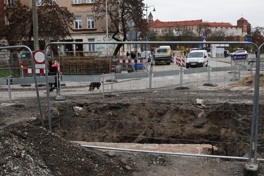 Kraków. Remont na Zwierzynieckiej odkrył elementy starego mostu na Rudawie