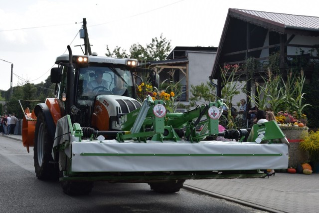 Sprzęt rolniczy na dożynkach gminno - parafialnych w Chrośnicy - 4.09.2021 