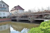Remontują most w Darłowie na ul. Powstańców Warszawskich. Zdjęcia. Zobaczcie też kłódki miłości