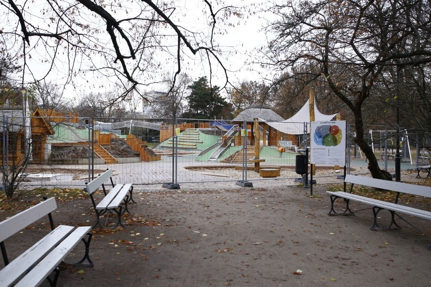 Plac zabaw w parku Ujazdowskim nieczynny przez całą zimę. Bo górki mogą pokryć się lodem. Mieszkańcy zdziwieni, dzieci zawiedzione 