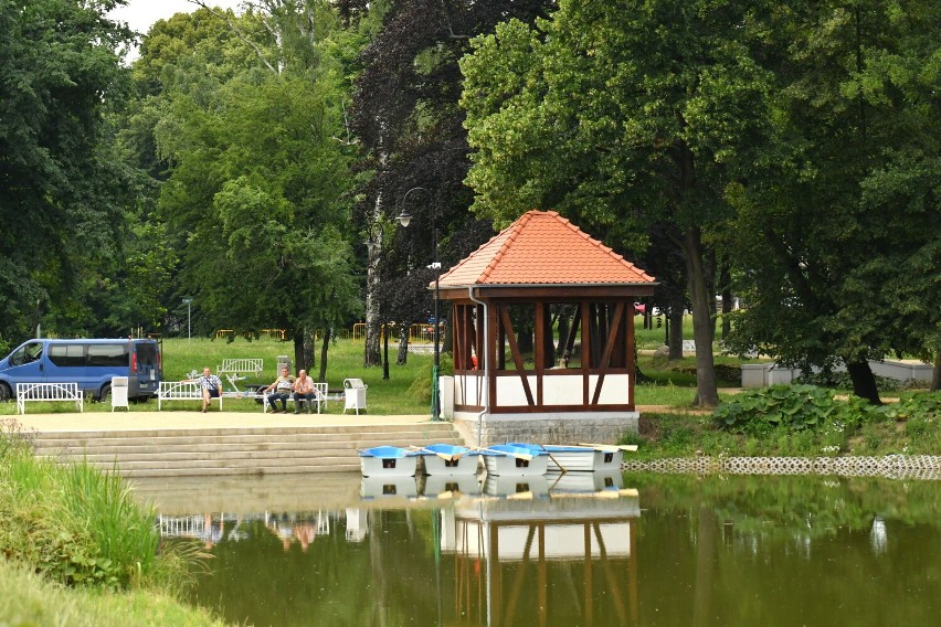 Na stawie w parku miejskim przy Placu Konstytucji 3. Maja pojawiły się łódki. Niestety popływać można tylko w niedzielę