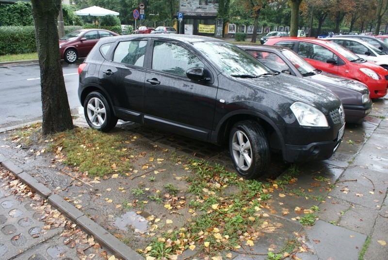 Nieprawidłowe parkowanie na Marcelińskiej.