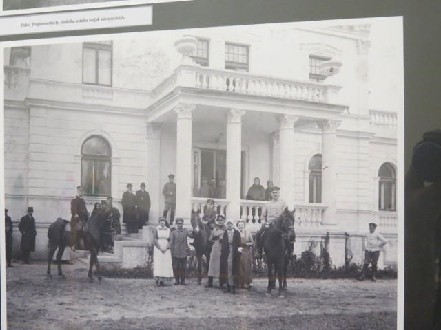 W odrestaurowanej części budynku zabytkowego dworca kolejowego w Aleksandrowie Kujawskim można obejrzeć 45 dawnych fotografii miasta z kolekcji aleksandrowianina Pawła Krzemińskiego, liczącej kilka tysięcy zdjęć i pocztówek. Ekspozycja zatytułowana "Aleksandrów Kujawski 1914-1918" została otwarta w ramach obchodów stulecia nadania praw miejskich dawnej przygranicznej osadzie Aleksandrów, wówczas jeszcze bez przymiotnika "Kujawski" w nazwie. Wernisaż zgromadził wiele osób zainteresowanych wystawą. Dla jednego ze zwiedzających - Tadeusza Adamca - była to okazja, by przekazać burmistrzowi dawną kronikę miasta, którą od lat przechowywał u siebie. Znajduje się w niej m.in. akt erekcyjny Budkruszu.