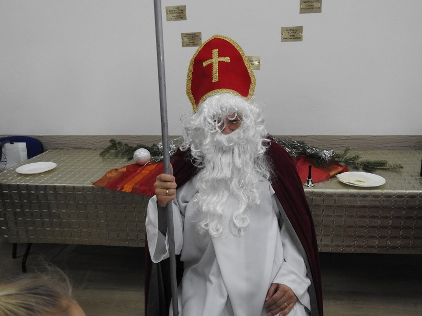  Mikołaj dotarł w niedzielę do Lubieszewa. Przywiózł wór słodkości dla dzieci
