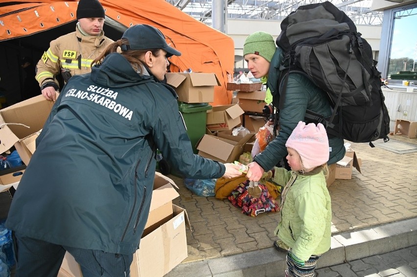 Lubelszczyzna. Celnicy solidarni z Ukrainą. Odprawiają, a potem pomagają