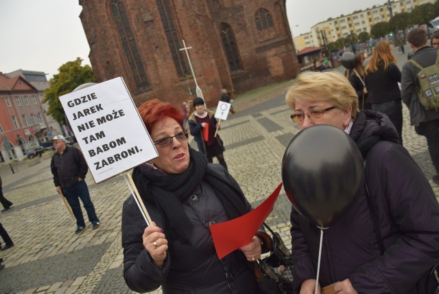 Czarny Protest w Gorzowie. W poniedziałek, 24 października, koło katedry protestowało około 150 osób.