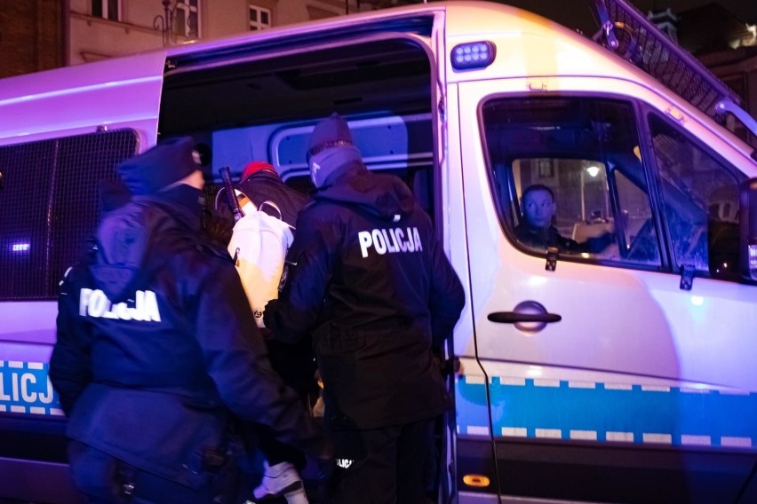 Kraków. Policja użyła siły podczas protestu na placu Matejki. "Kuriozalne działanie służb". Spisano byłego posła [ZDJĘCIA]