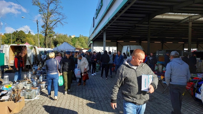 Mnóstwo osób robiło zakupy na targu w Ostrowcu Świętokrzyskim w niedzielę, 8 października. Co kupowano?