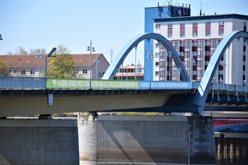 Na moście dzielącym Frankfurt i Słubice pojawił się baner z...