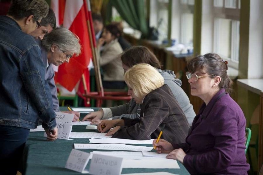 Zdjęcia z lokalu wyborczego w Szkole Podstawowej nr 37 w...