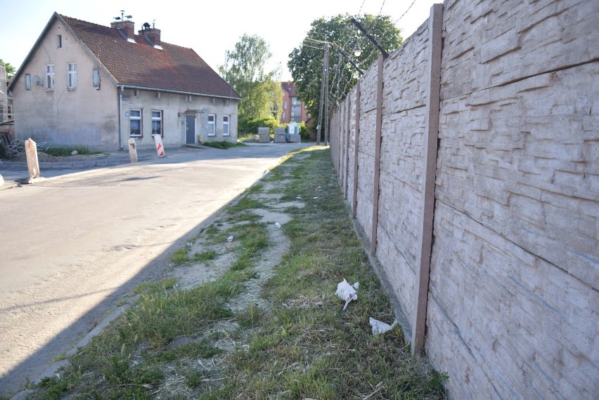 Malbork. Na Pasteura przechodnie nie czują się bezpiecznie, ale jeszcze poczekają na chodnik. Władze liczą, że AMW i spółdzielnia się dołożą