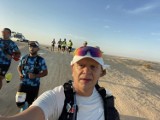 50 km biegu przez Saharę, przy 42 stopniach. Tomasz Krzan z Przeworska ukończył morderczy ultramaraton Ultra Mirage w Tunezji [ZDJĘCIA]